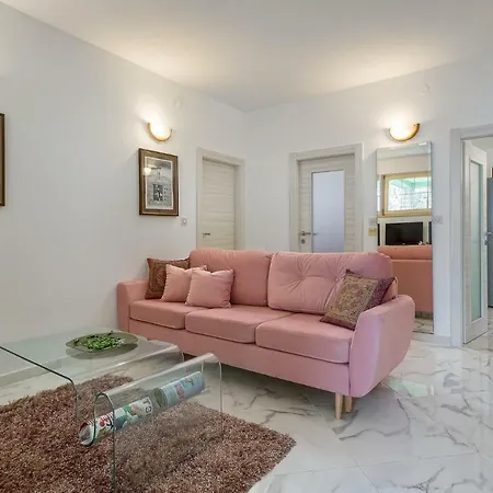 Lala & Nina Διαμέρισμα *